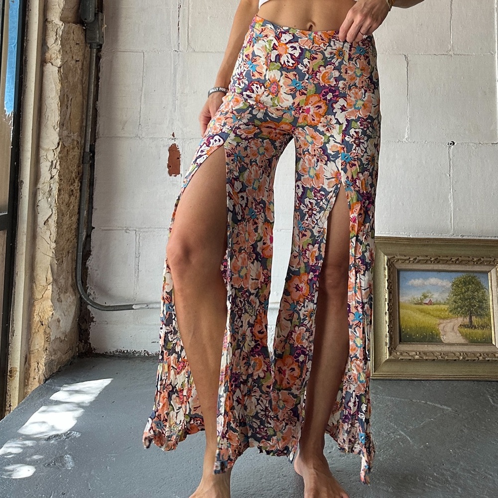 Flowy floral slit pants